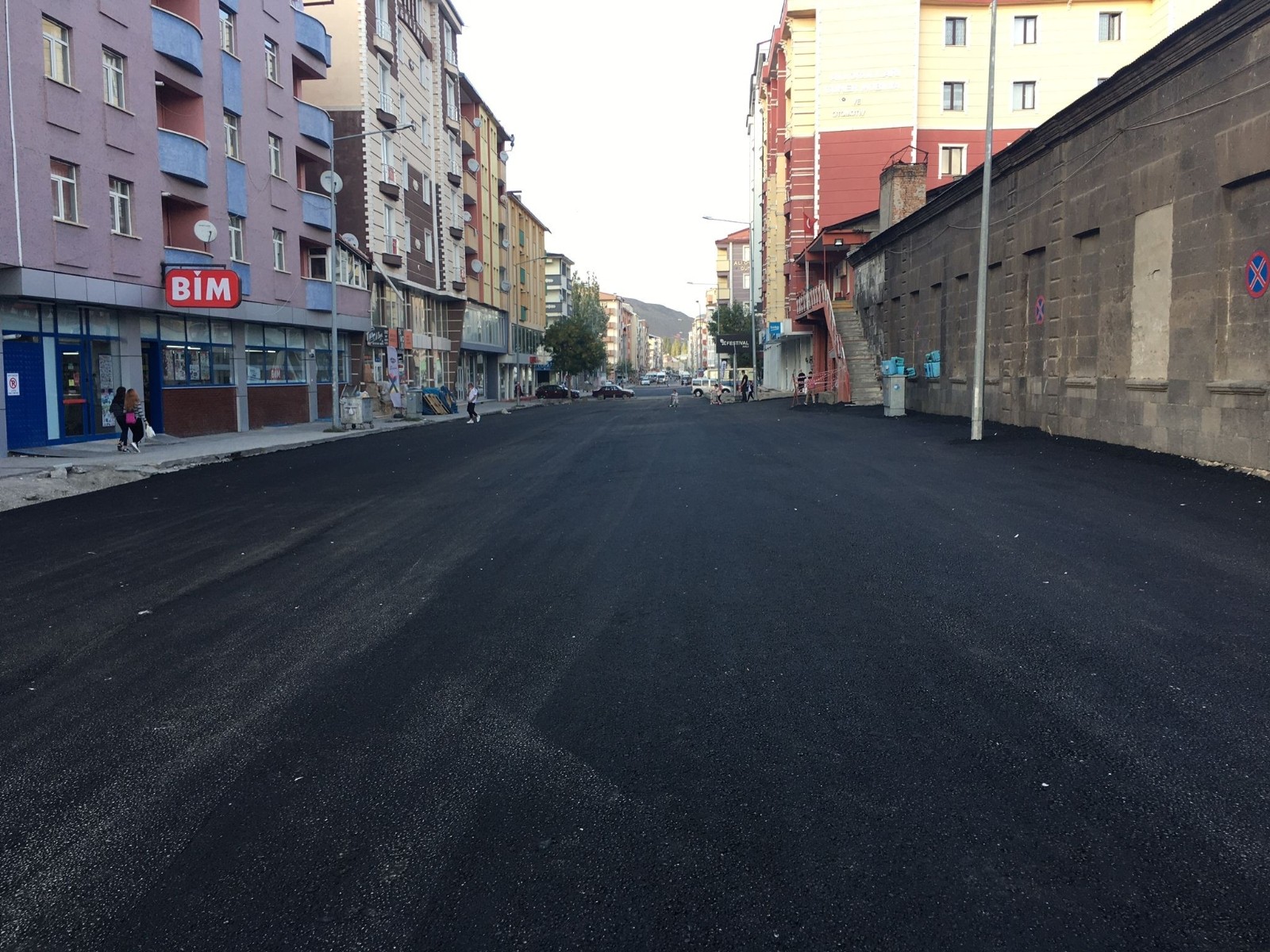 Kars’ta caddeler sıcak asfalt oldu #kars