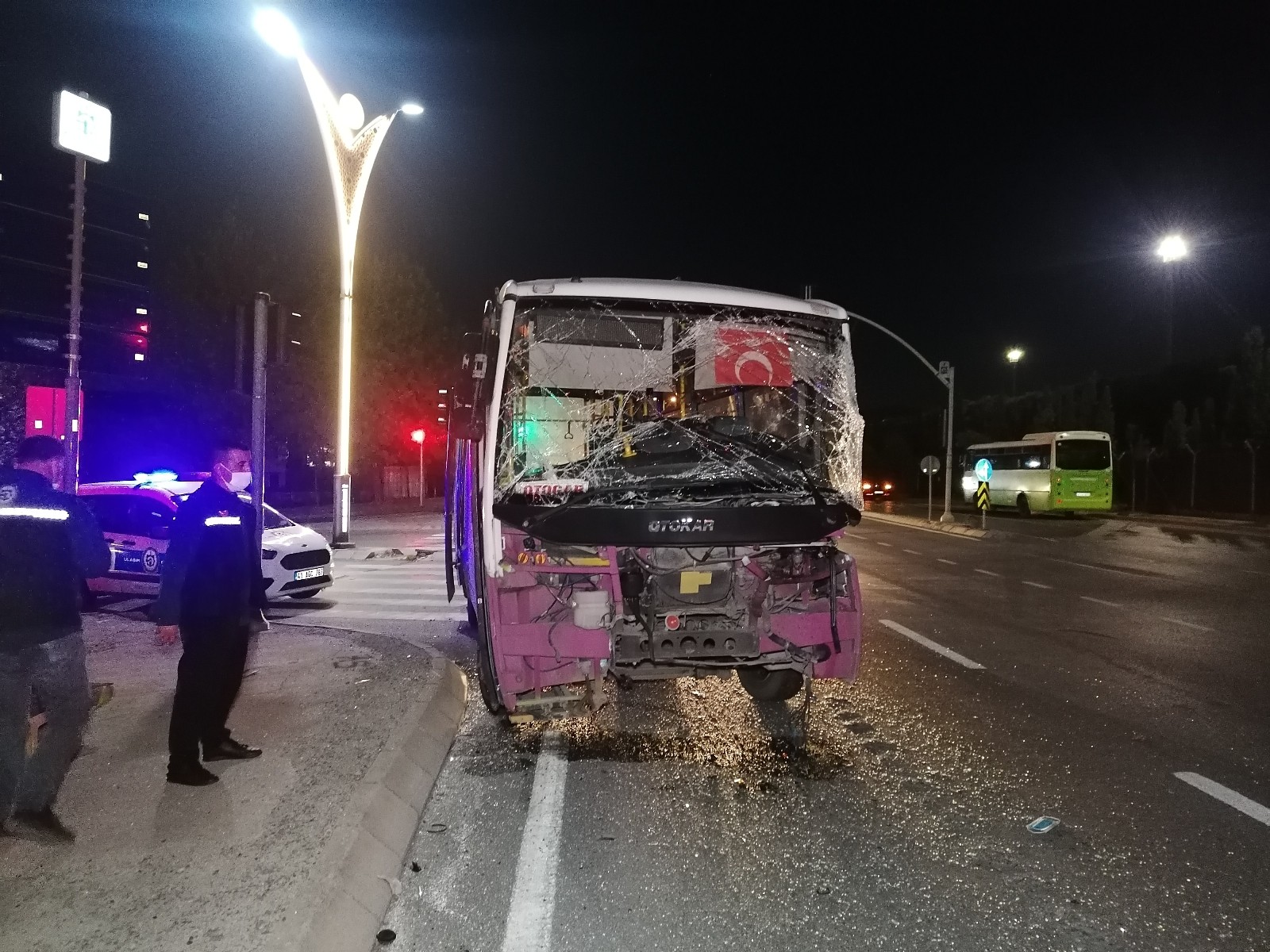 Işık ihlali yapan tır ile yolcu otobüsü çarpıştı: 4 yaralı
