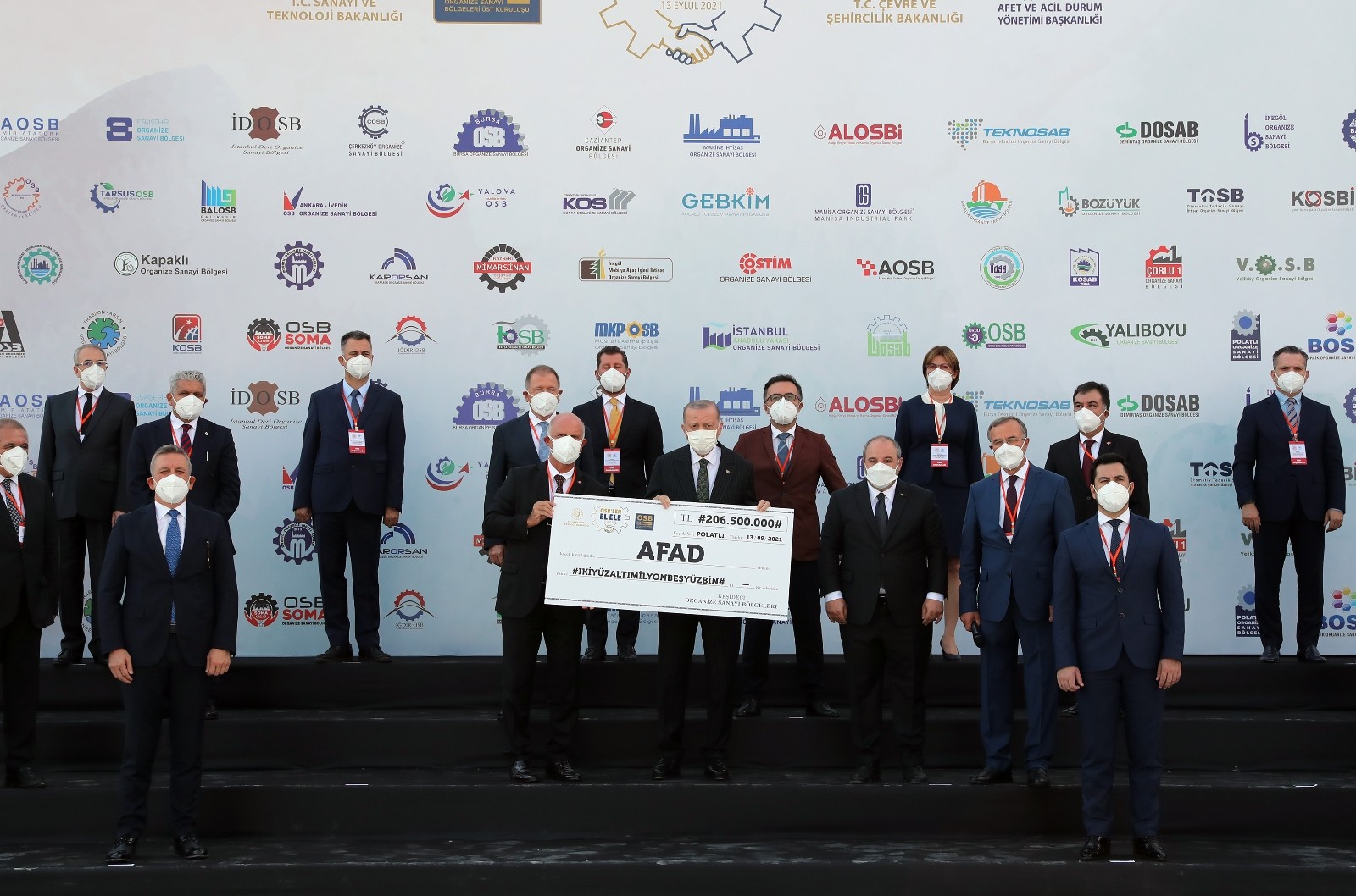 OSB başkanları toplanan yardımların temsili çekini Cumhurbaşkanı Erdoğan’a verdi