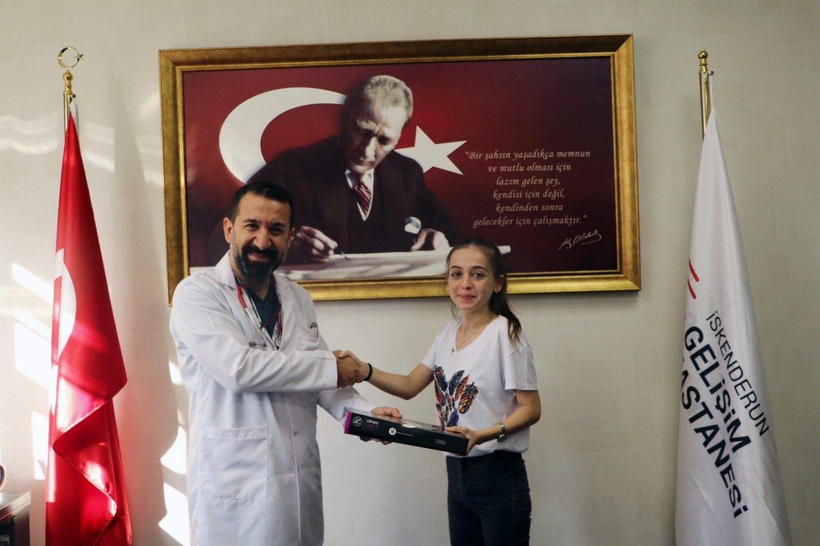 Başhekim Turhan’dan tıp fakültesini kazanan Helin’e steteskop