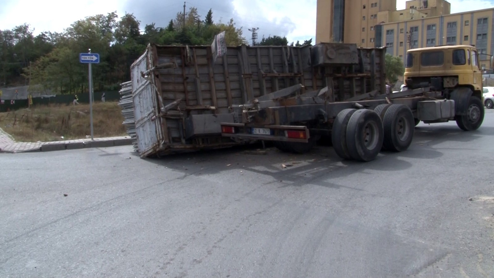 Arnavutköy’de demir yüklü kamyonun kasası devrildi, faciadan dönüldü