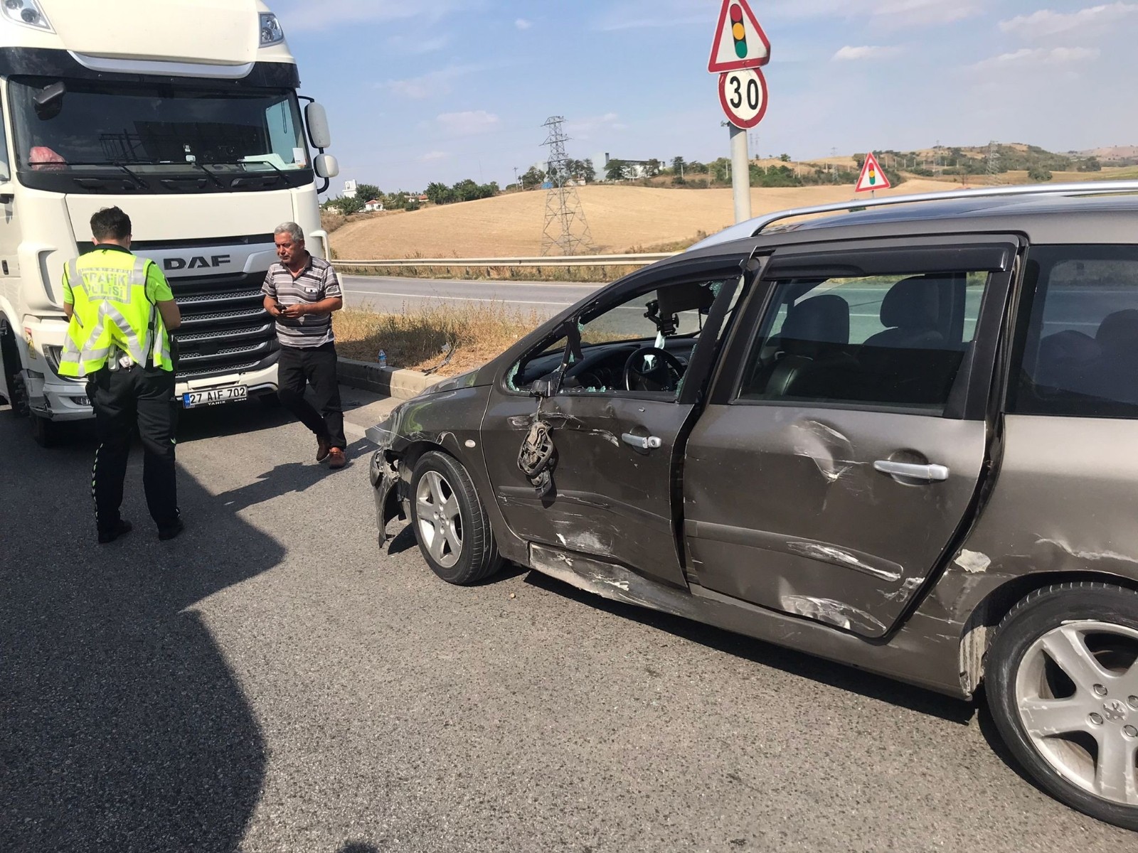 Edirne’de tır otomobile çarptı: 1 yaralı