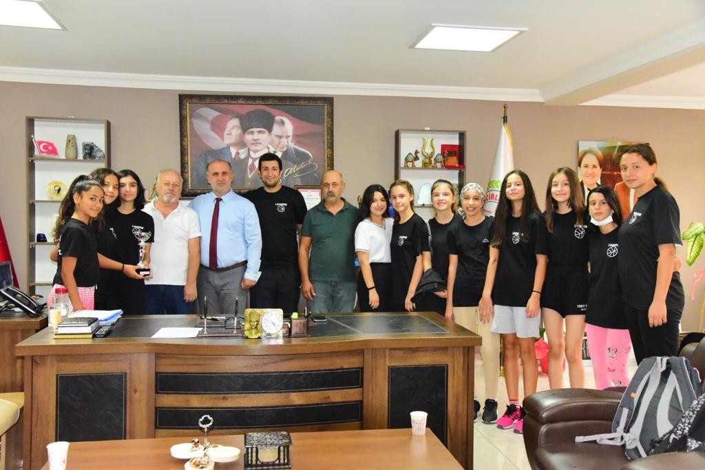 Başkan Kaya, şampiyon olan İncirliova Kız Basketbol Takımı’nı ağırladı