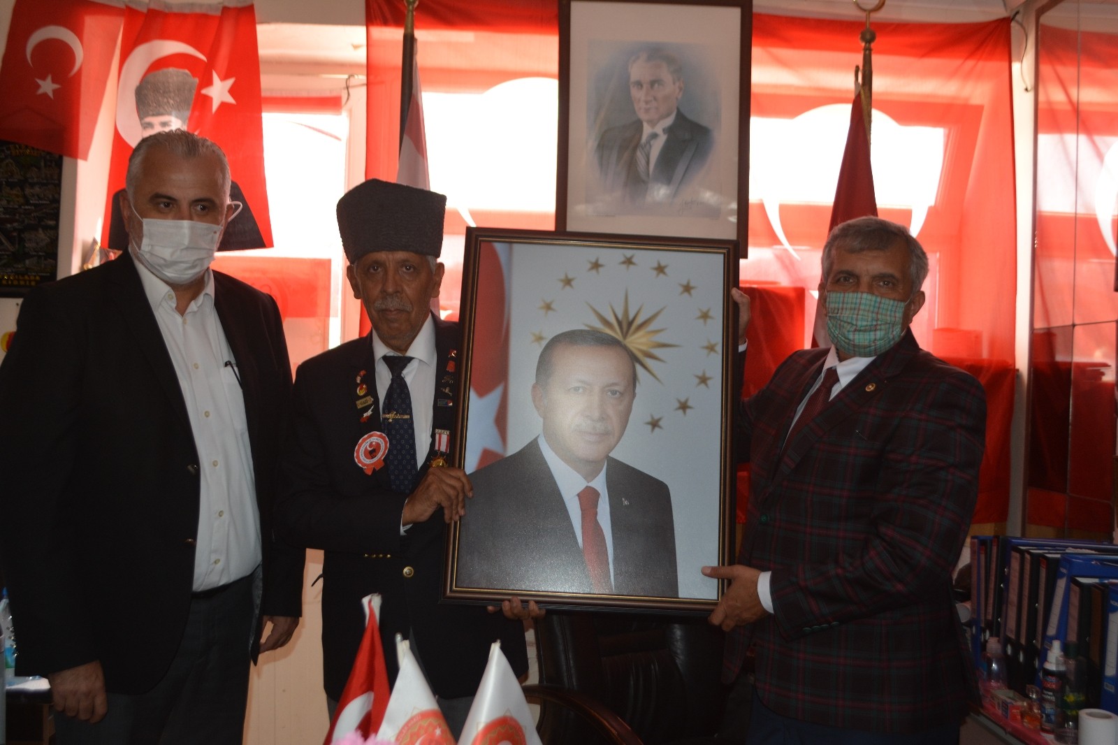 Gazilere Cumhurbaşkanı Erdoğan’ın portresini hediye etti