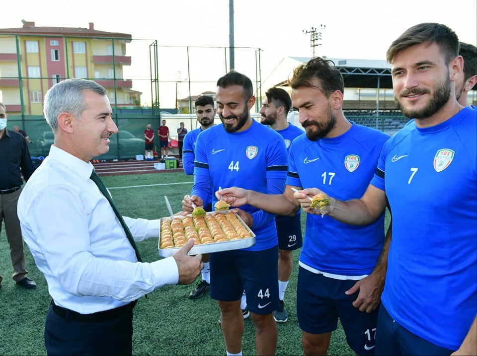 Başkan Çınar’dan Yeşilyurt Belediyespor futbol takımına ziyaret