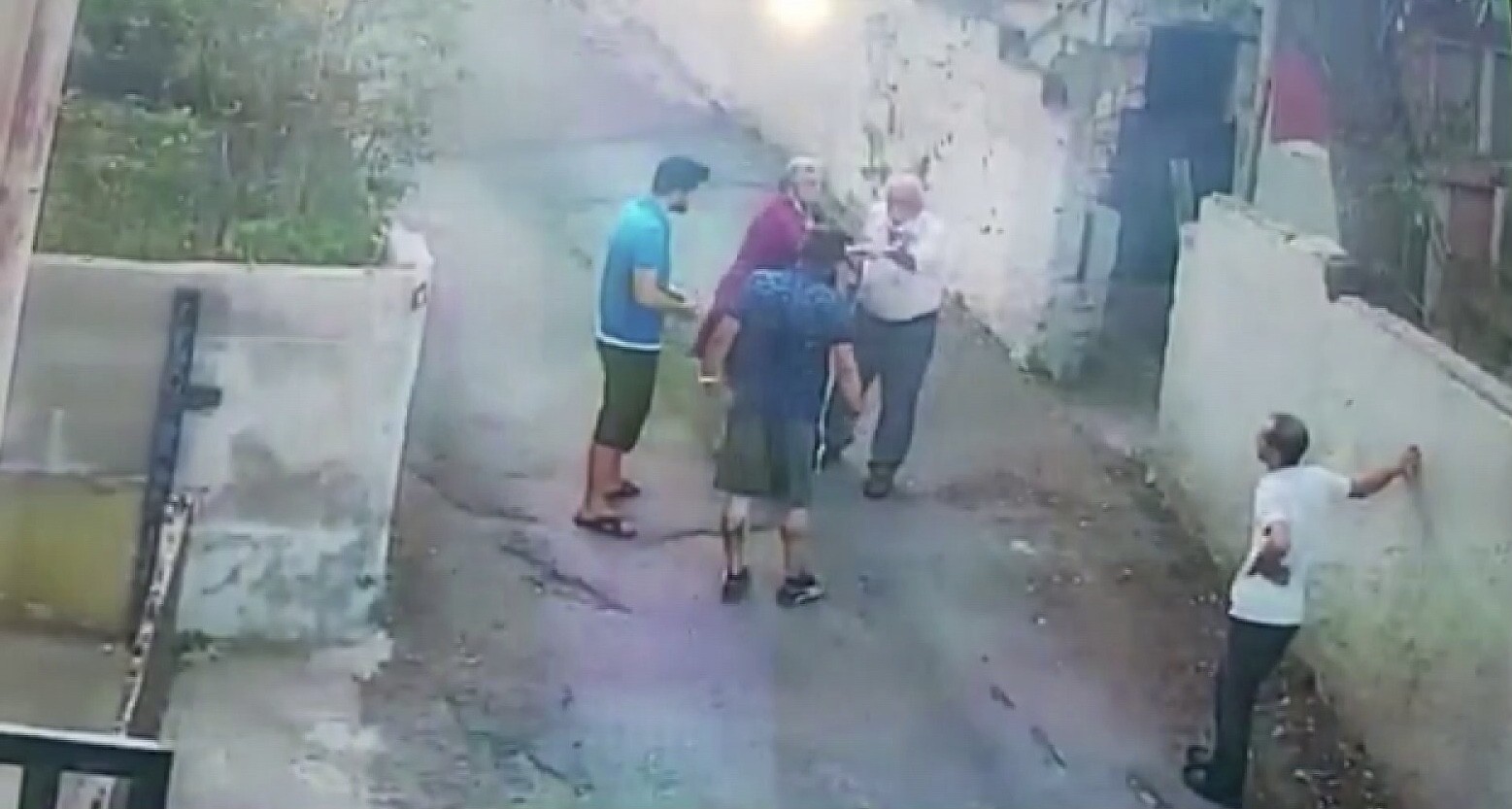 (Özel) Beykoz’da sokak köpeğini besleyen hayvansevere tehdit kamerada