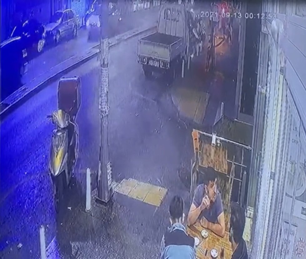 (Özel) İstanbul’da “omuz atma” cinayeti kamerada: Kalbinden bıçaklandı, can havliyle böyle koştu