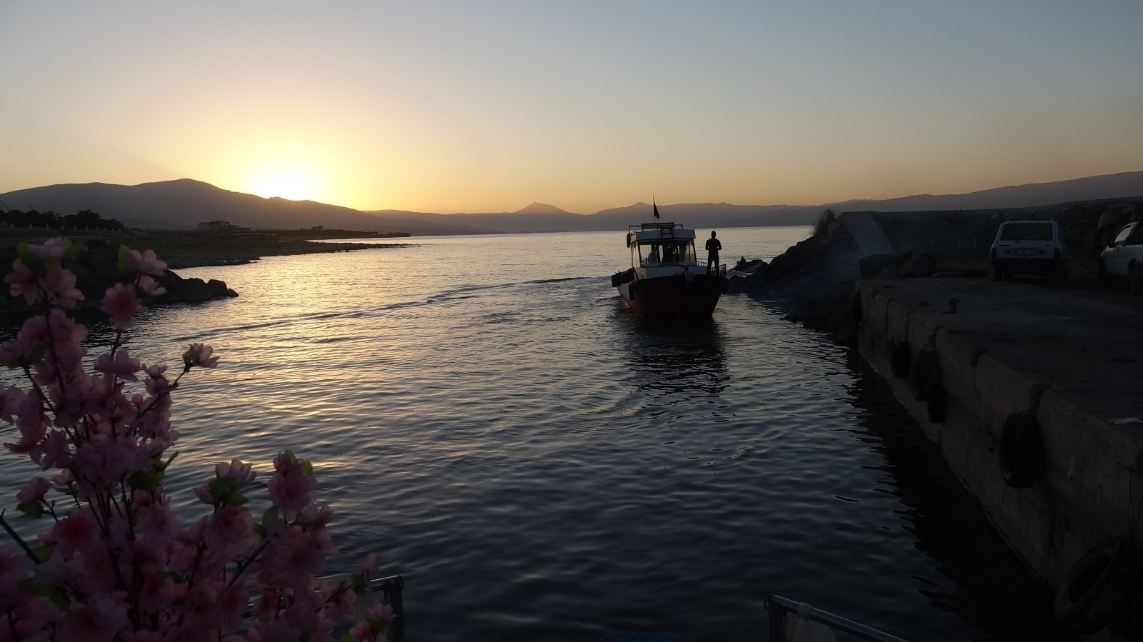 Van Gölü’nde karaya oturan balıkçı tekneleri yeniden göle açıldı