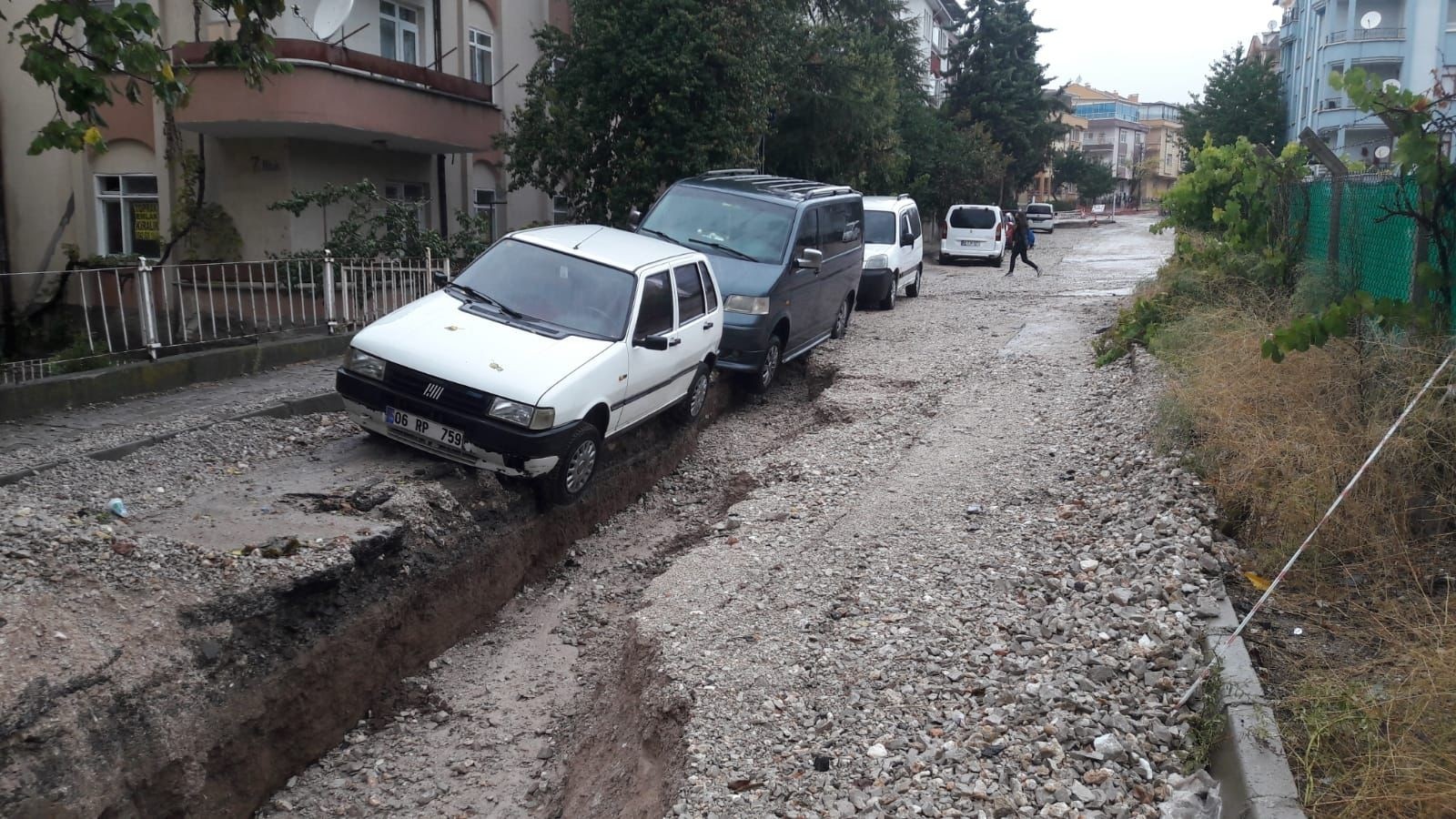 Ankara’da tır demir bariyerlere çarptı: 1 yaralı