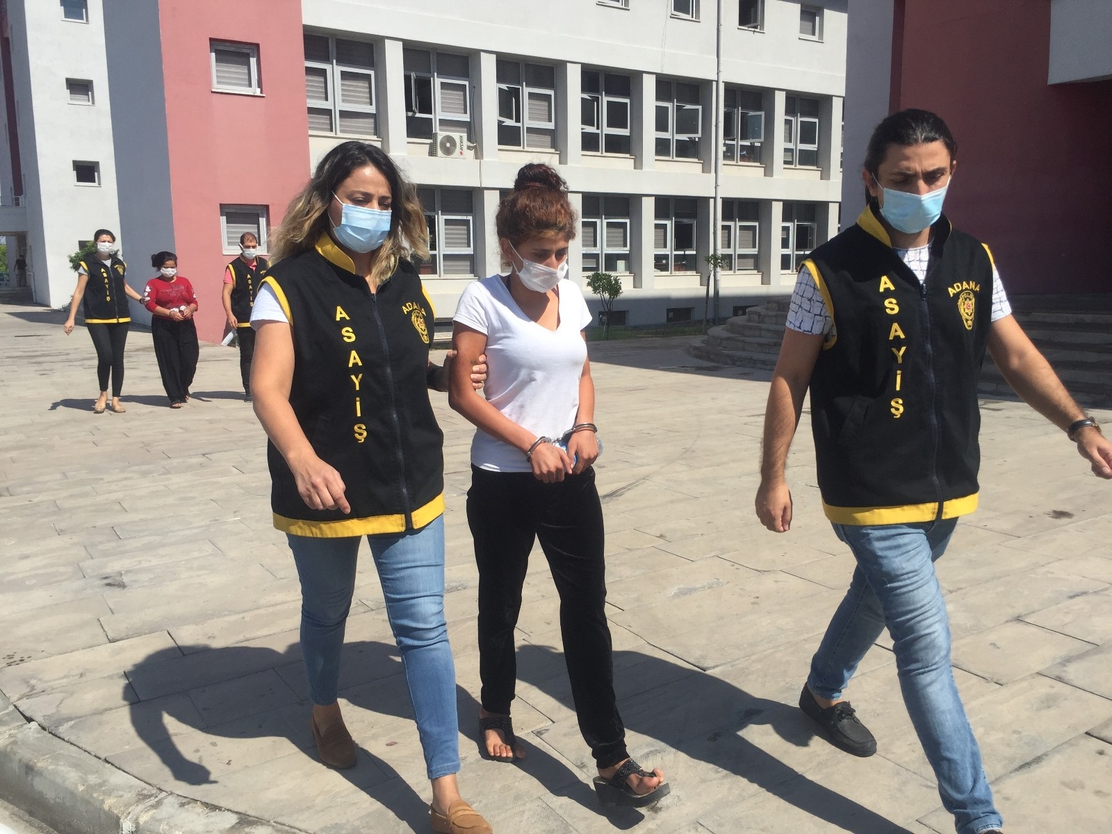 Adana’da 2 yankesici kadın yakalandı