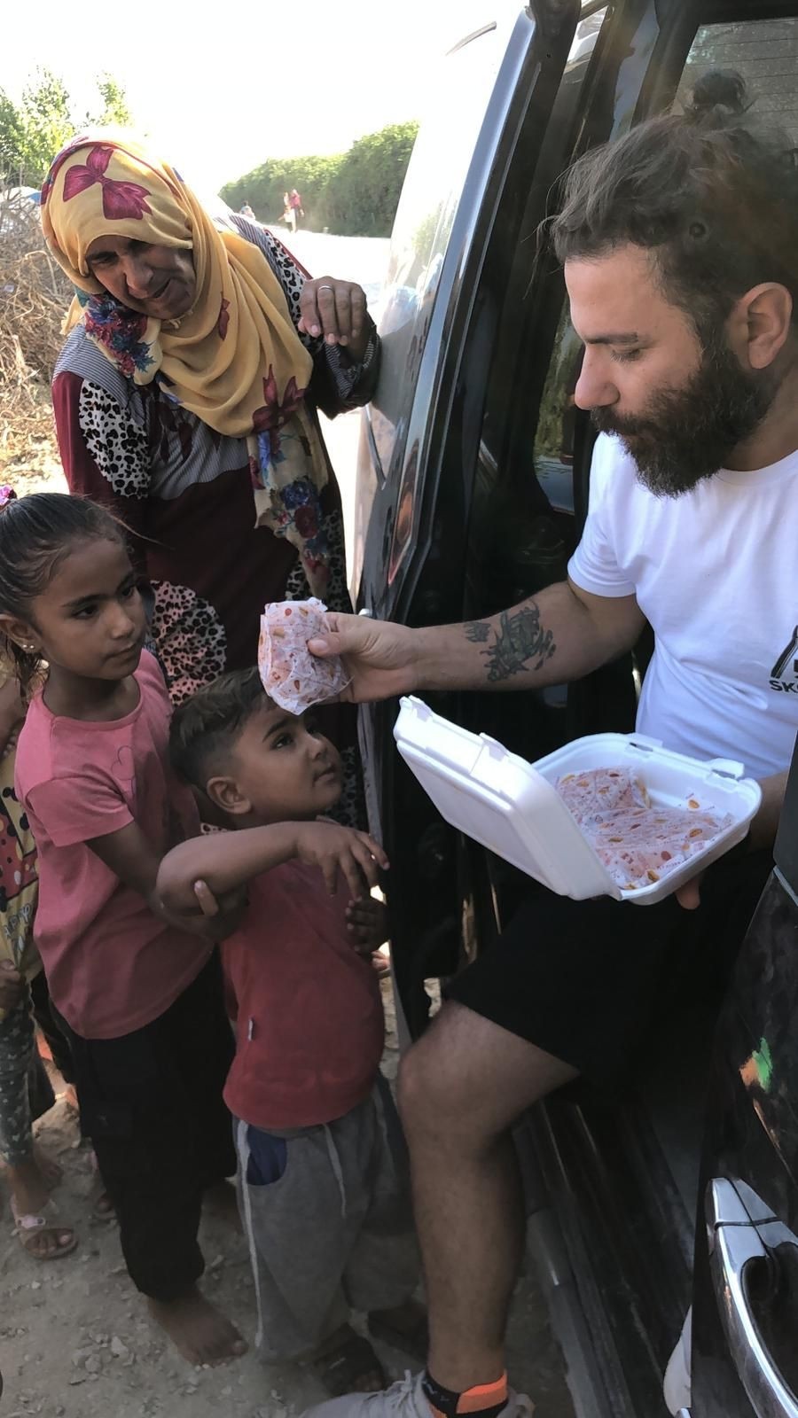 Çadırda yaşayan çocuklara hamburger ve oyuncak dağıtıldı