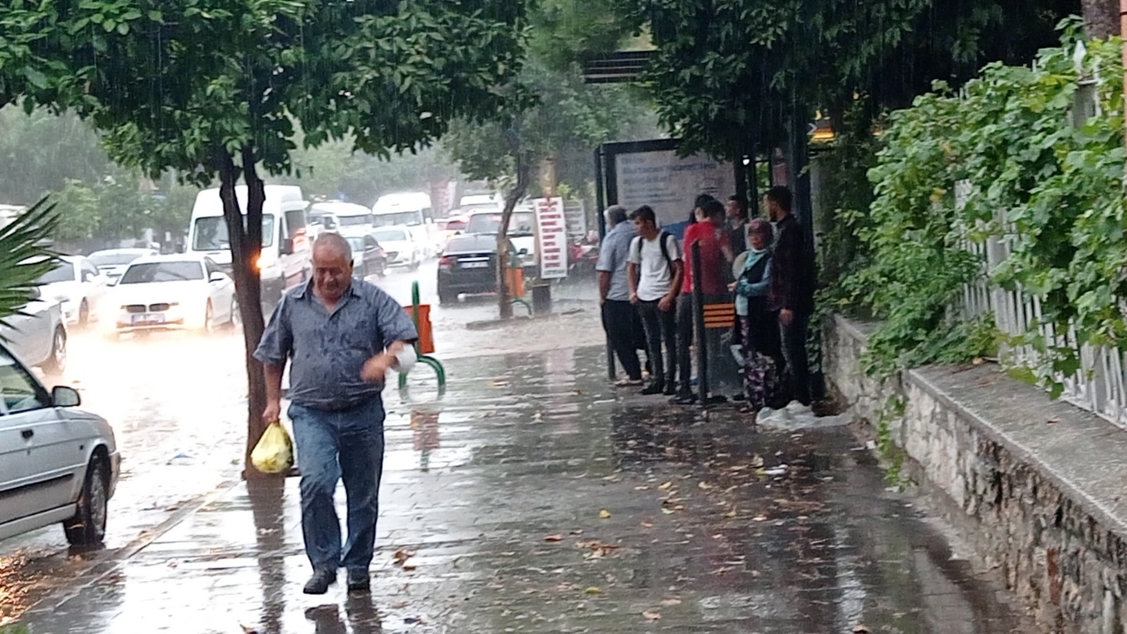 Kozanlılar dolu ve şiddetli yağmura hazırlıksız yakalandı