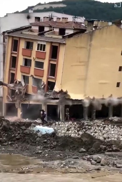 Afet bölgesinde yıkılan binanın altında kalmaktan son arda kurtuldular