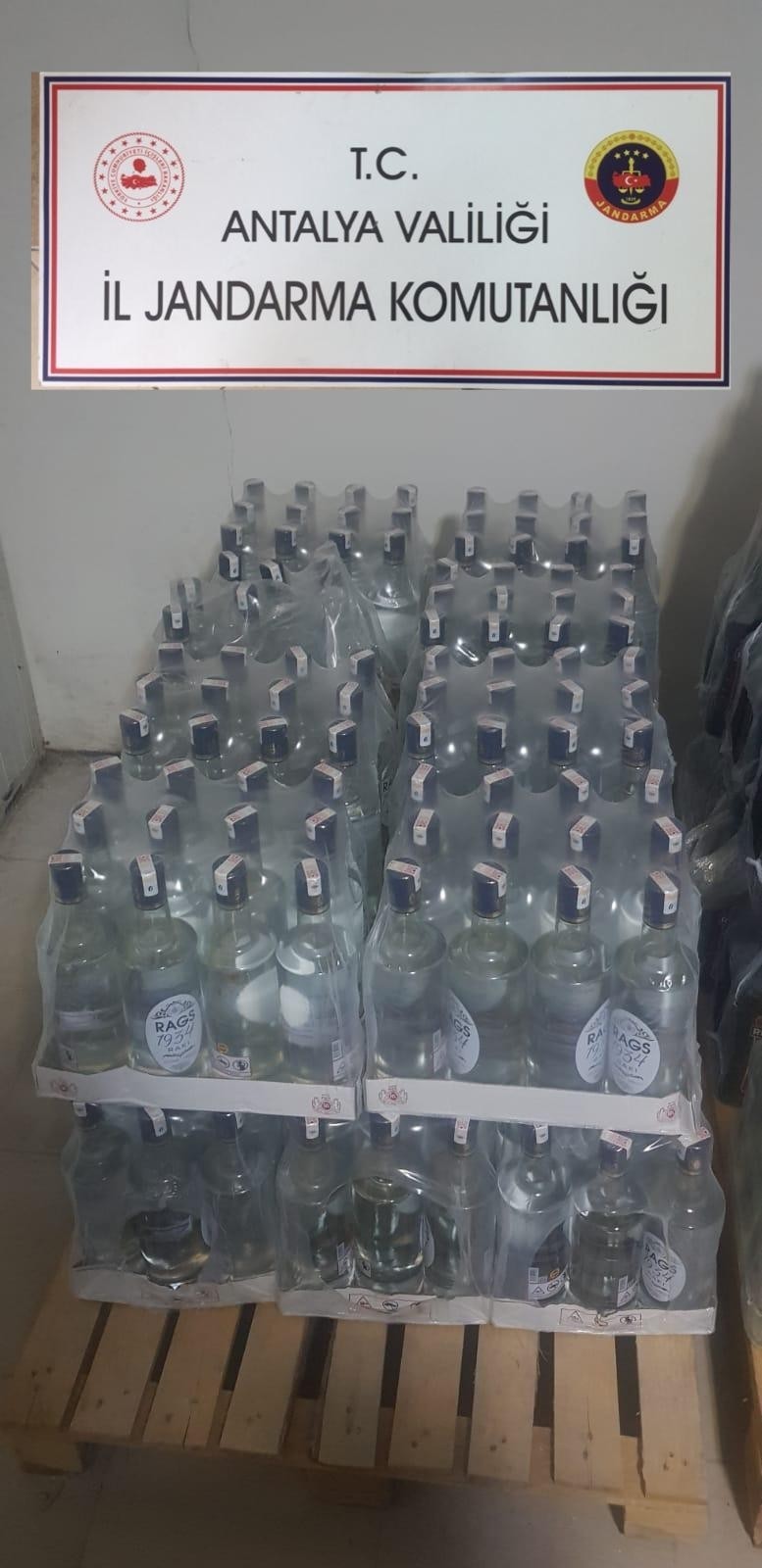 Antalya’da otelde 332 litre sahte içki ele geçirildi