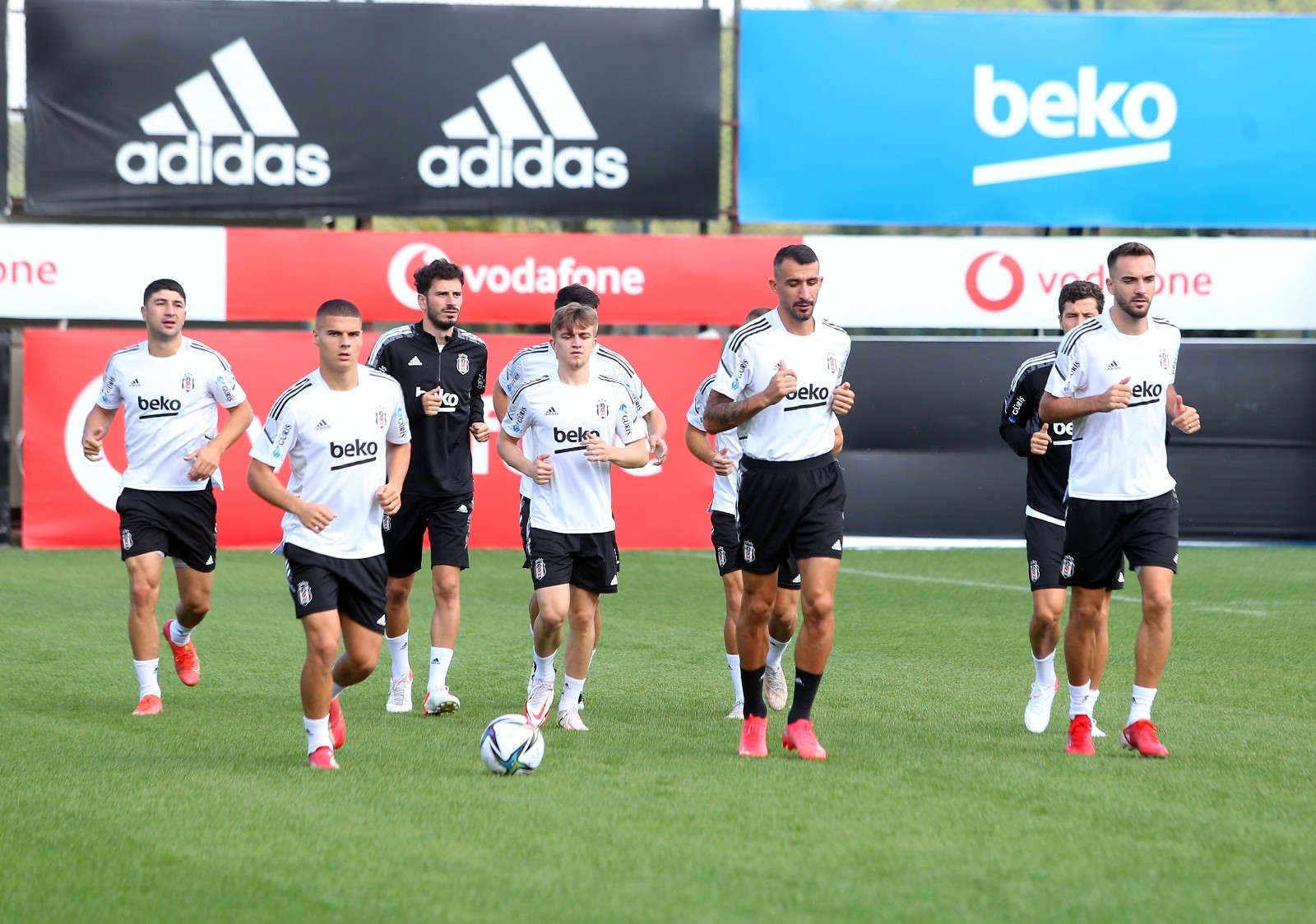 Beşiktaş, Antalyaspor maçı hazırlıklarına ara vermeden başladı