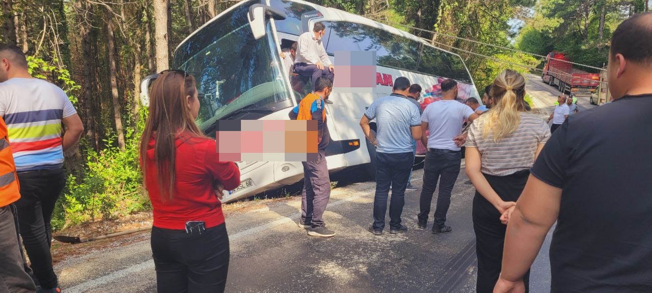 35 yolcusu bulunan otobüs, uçurumun kenarında asılı kaldı