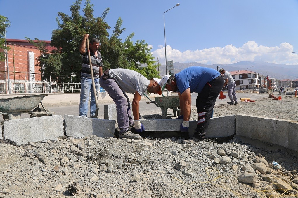 Erzincan’da yol ve kaldırım çalışmaları devam ediyor