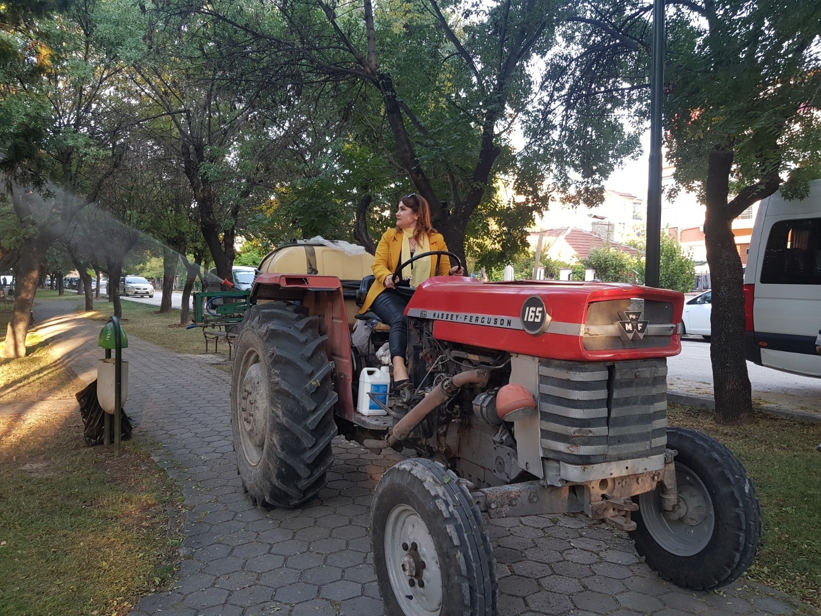 (ÖZEL) Kadın muhtar traktöre binip mahallesini ilaçladı