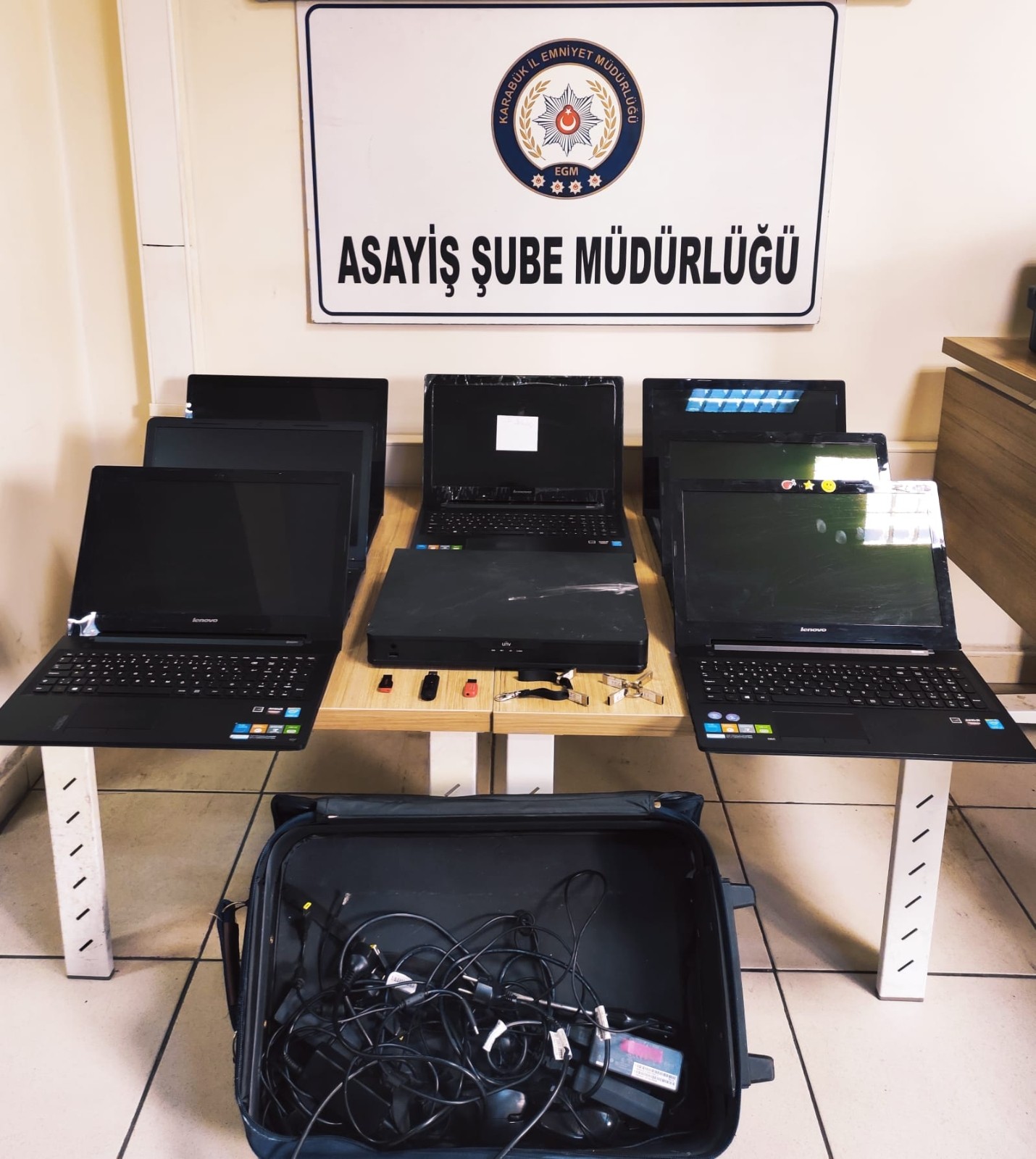 Okuldan bilgisayarları çalan 2 kişi tutuklandı