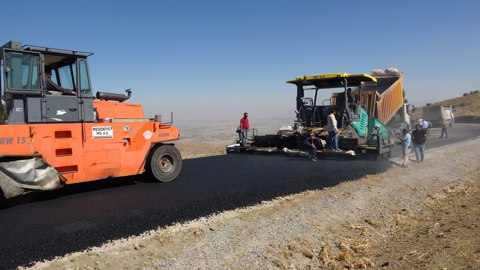 Muş’ta 2 bin 850 rakımdaki köy yolları sıcak asfaltla kaplandı