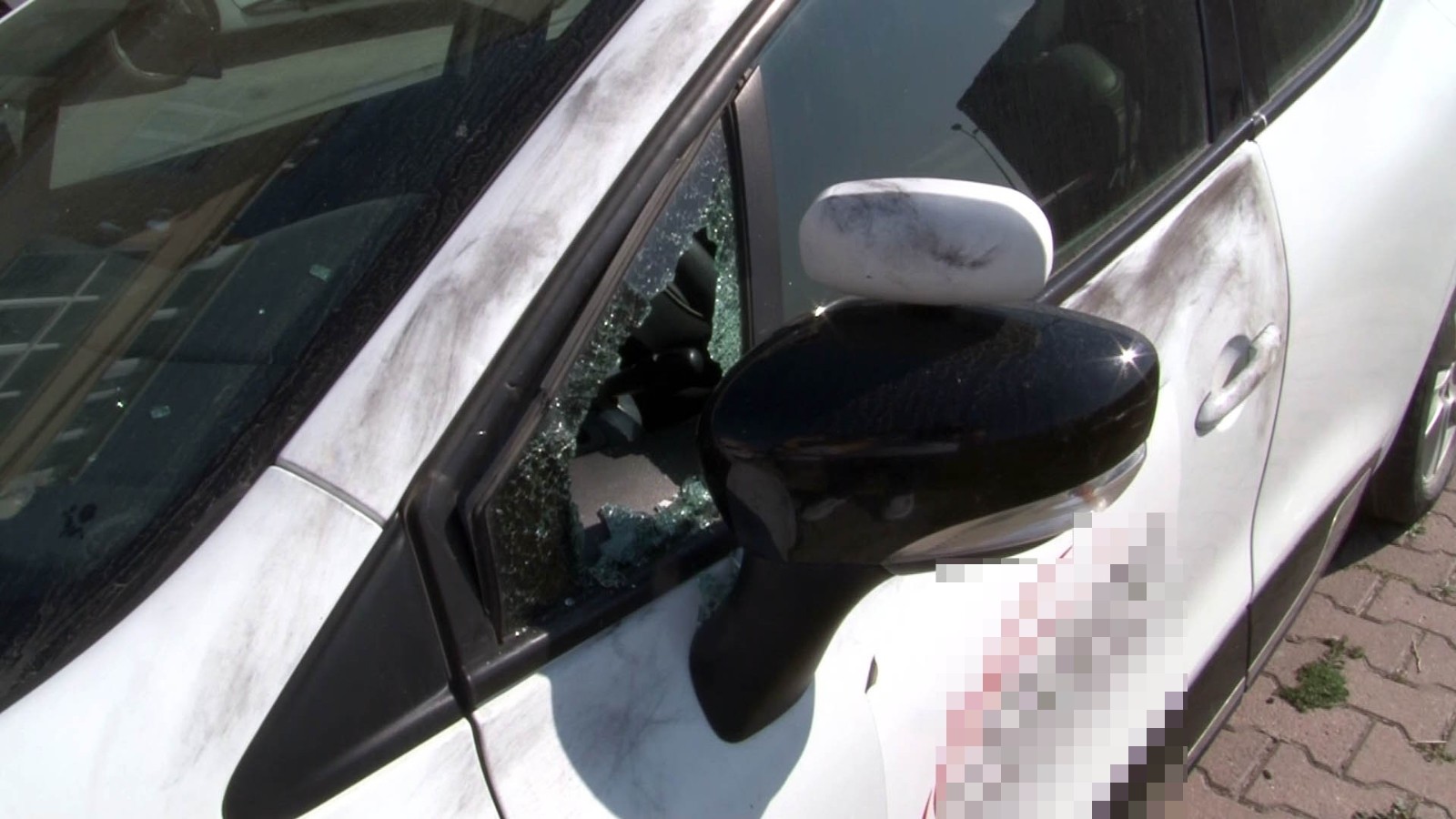 Park halindeki sürücü kursu araçlarının camlarını patlatıp teyplerini çaldılar