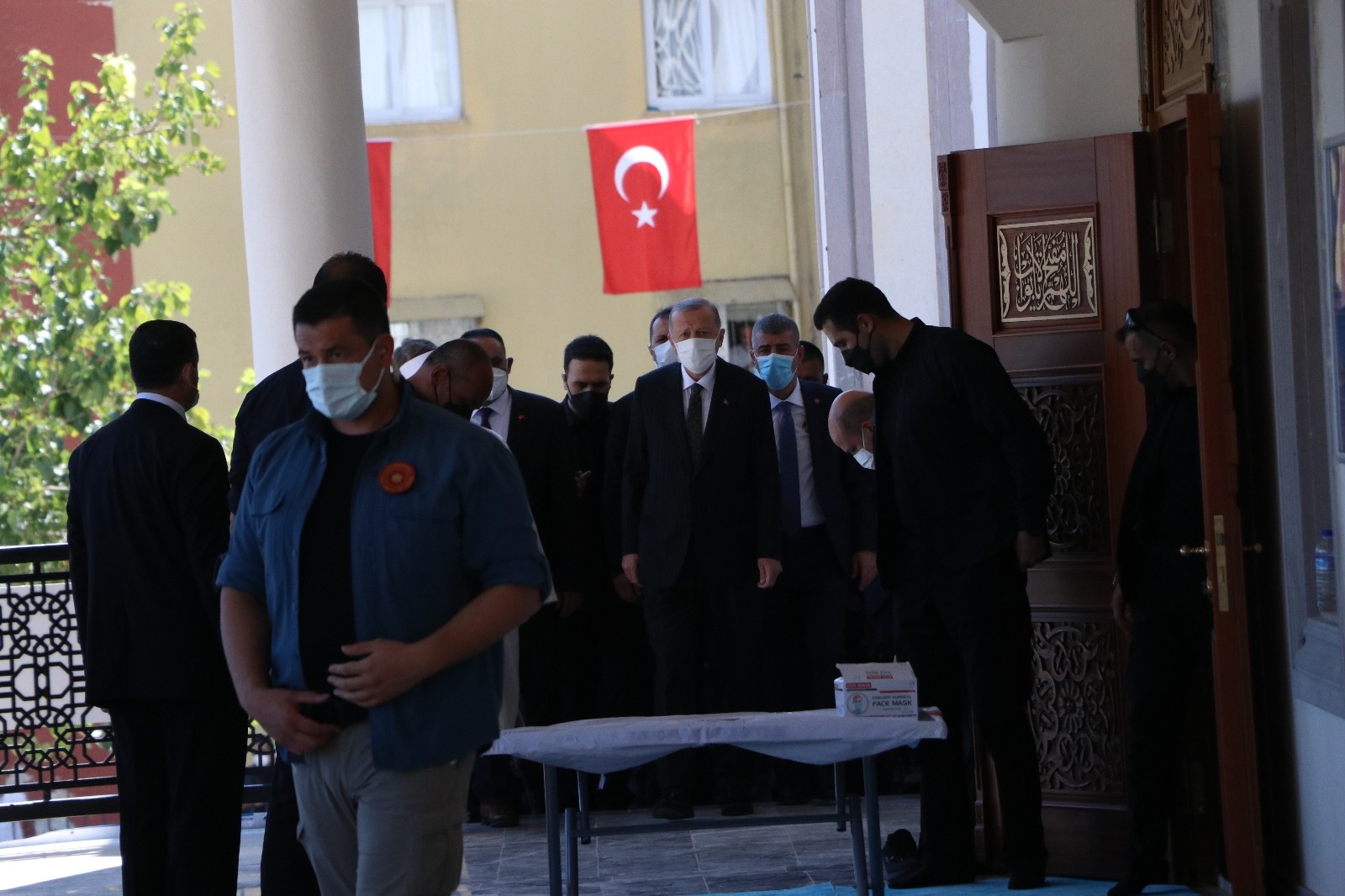 Cumhurbaşkanı Erdoğan, Cuma namazını Mersin’de Emir Sultan Camiinde kıldı
