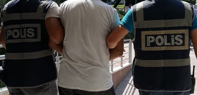Babasını ve kardeşini av tüfeğiyle yaralayıp kaçtı