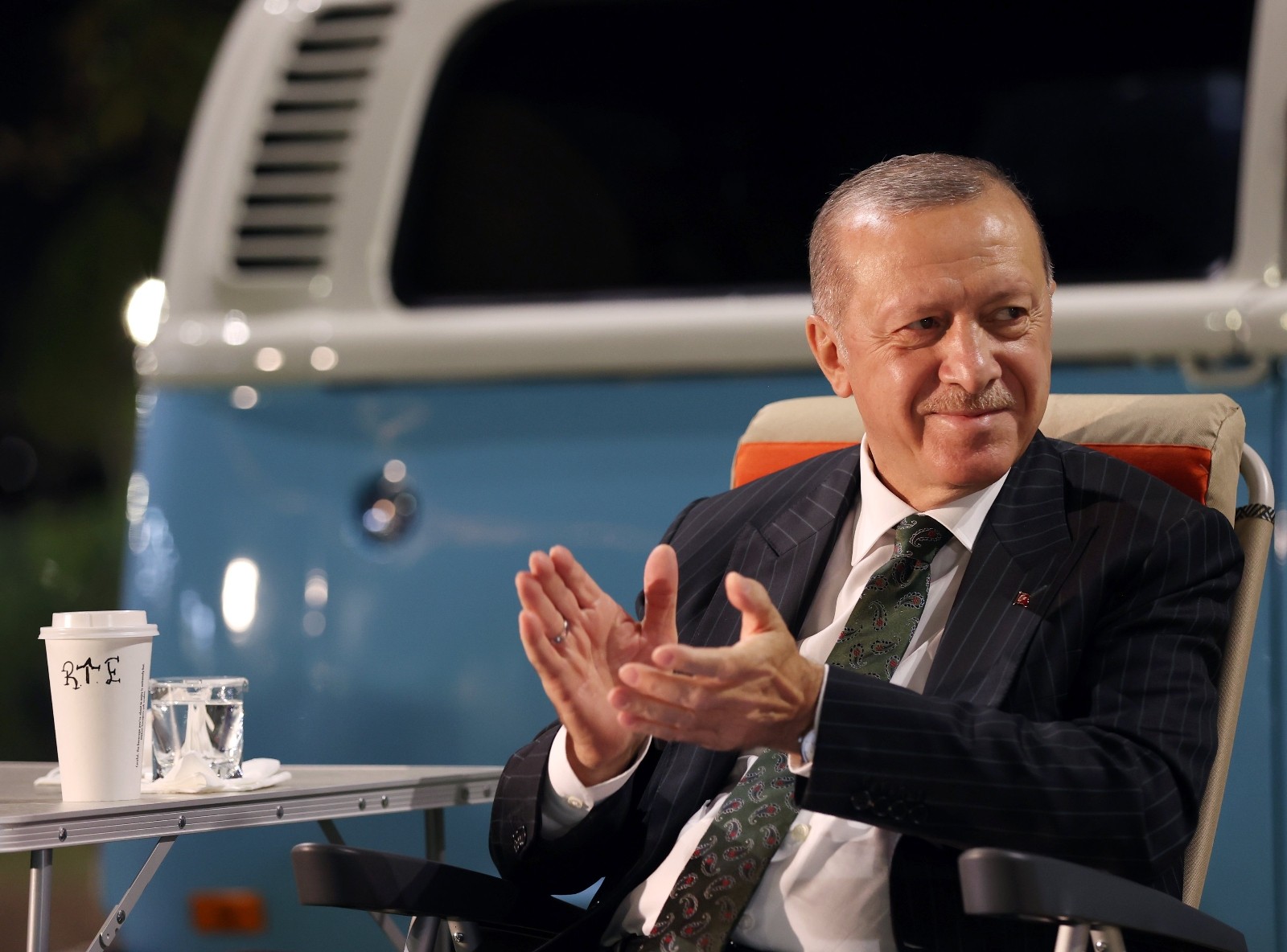 Cumhurbaşkanı Erdoğan, Mersin’de gençlere şarkı söyledi