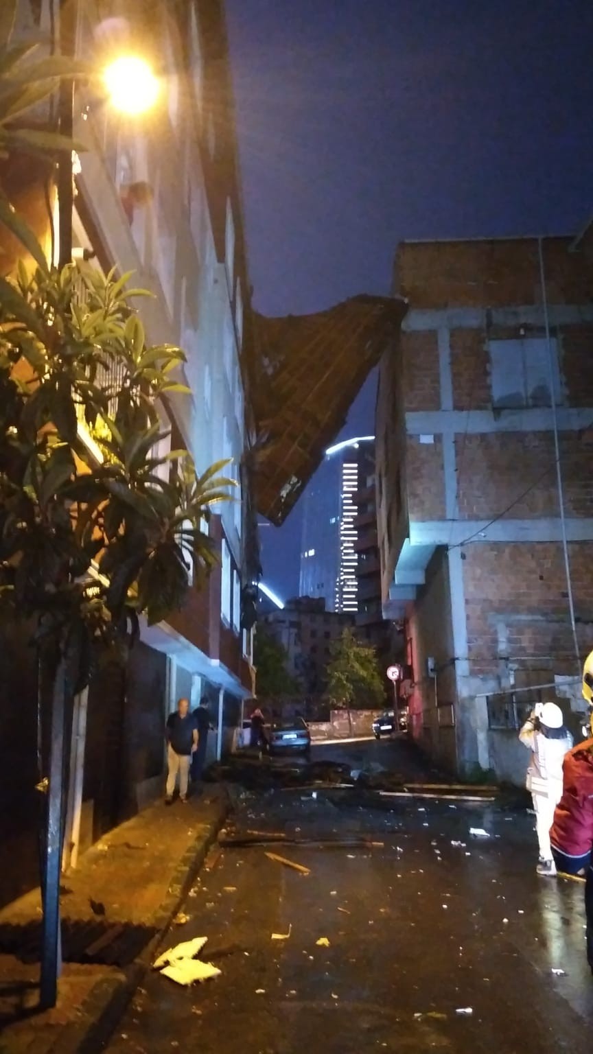 Kağıthane’de şiddetli yağış nedeniyle 5 katlı binanın çatısı uçtu