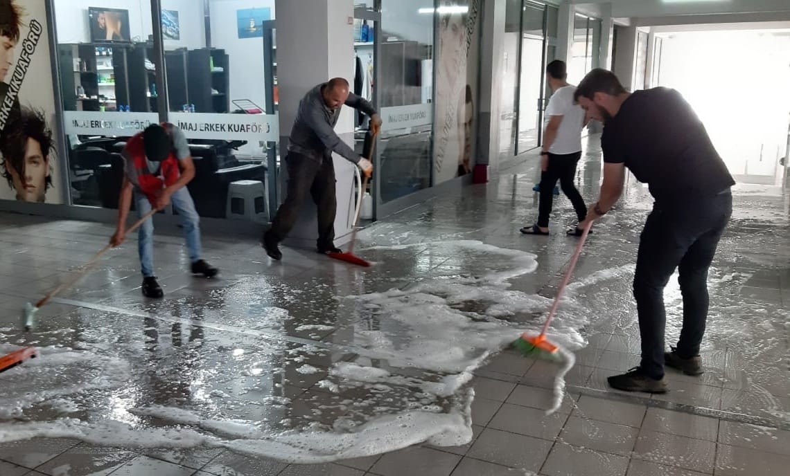 Vatandaşlar, temizlik ekipleriyle iş merkezini temizledi