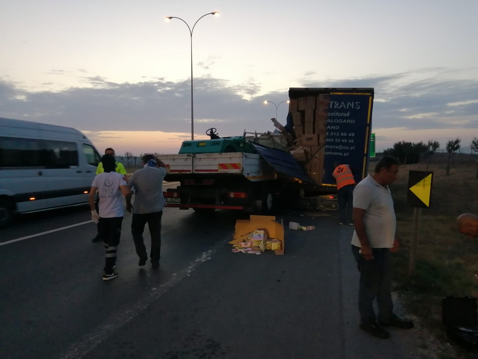 Silivri TEM’de tıra kamyon çarptı: 1 yaralı