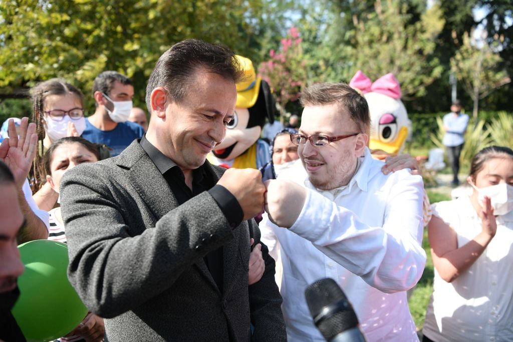 Tuzla Belediye Başkanı Yazıcı’dan özel çocuklara cağ kebabı ikramı
