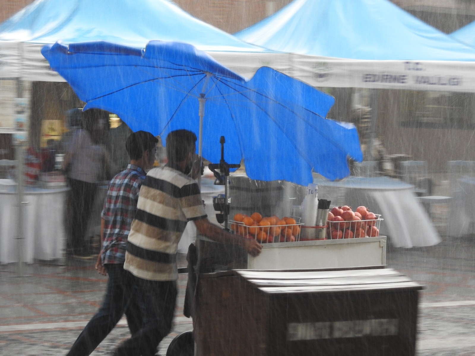 15 dakikalık fırtına ve yağış yetti, vatandaşlar kaçacak yer aradı