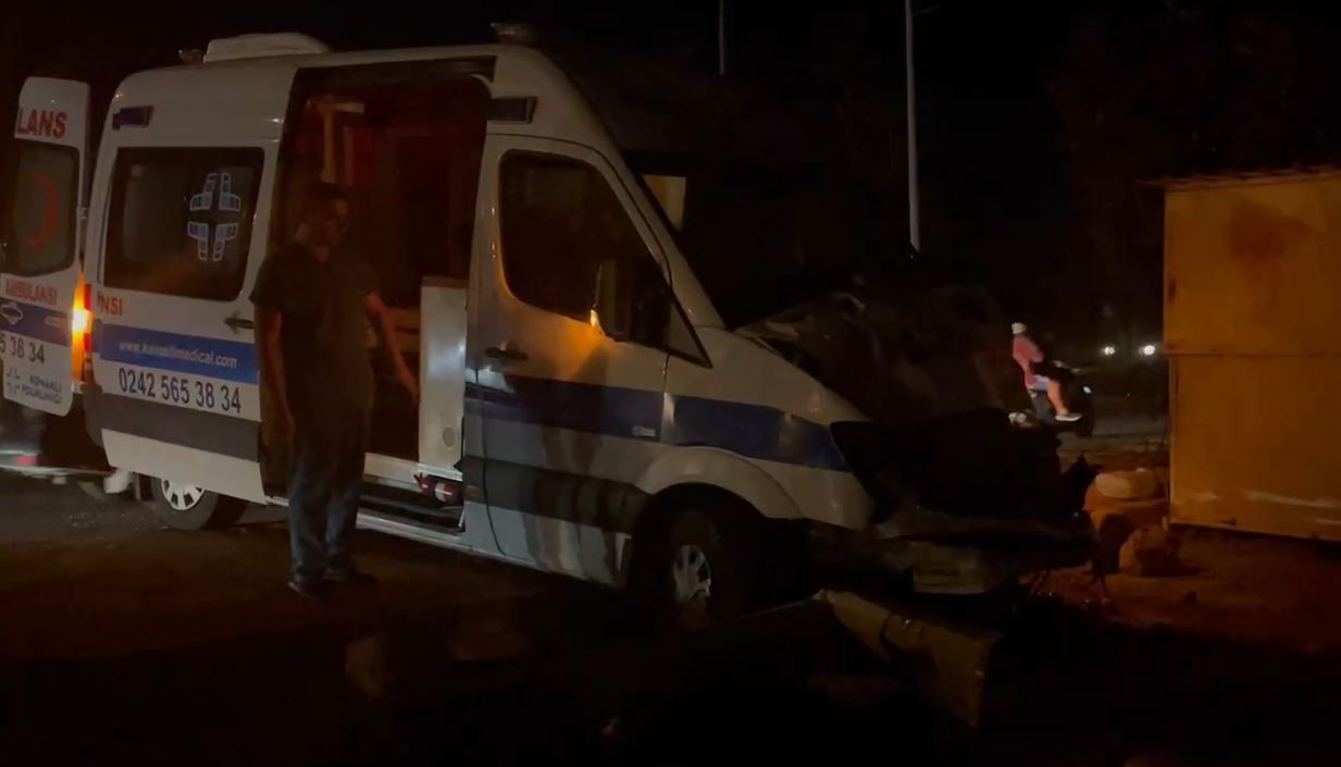 Alanya’da ambulansla hafif ticari araç çarpıştı: 1 yaralı