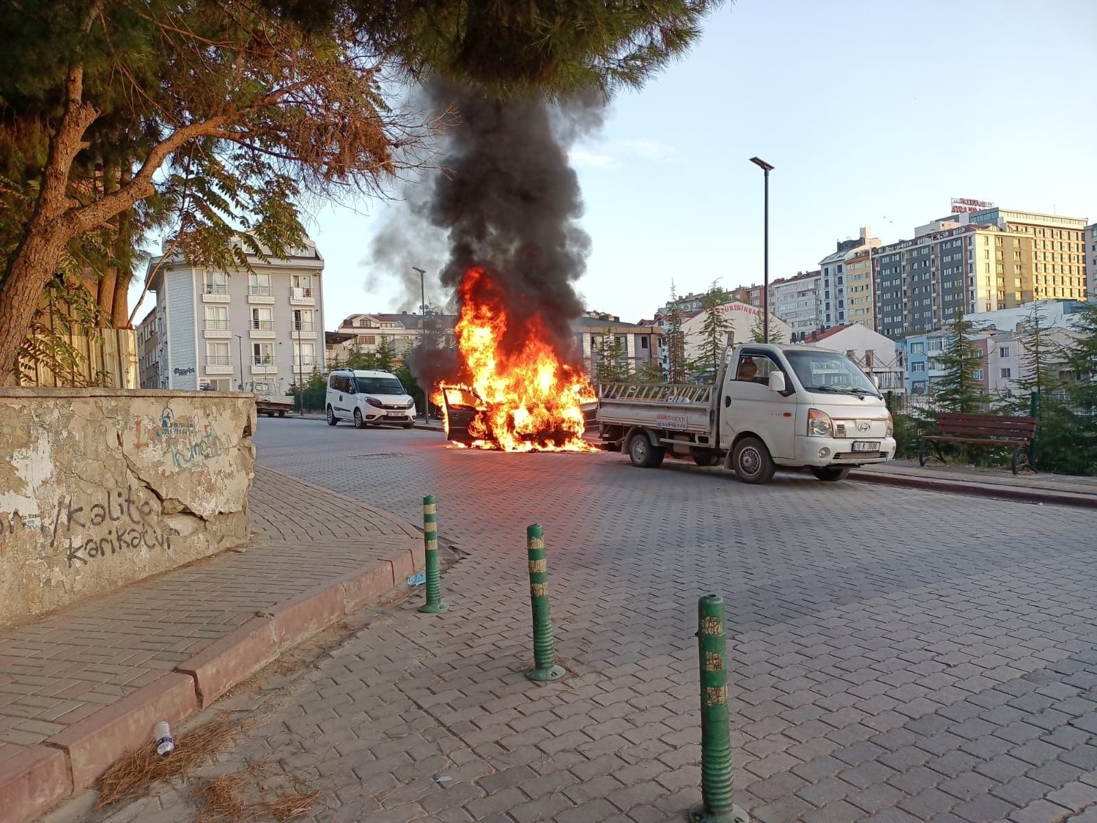 Park halindeki araç alev alev yandı