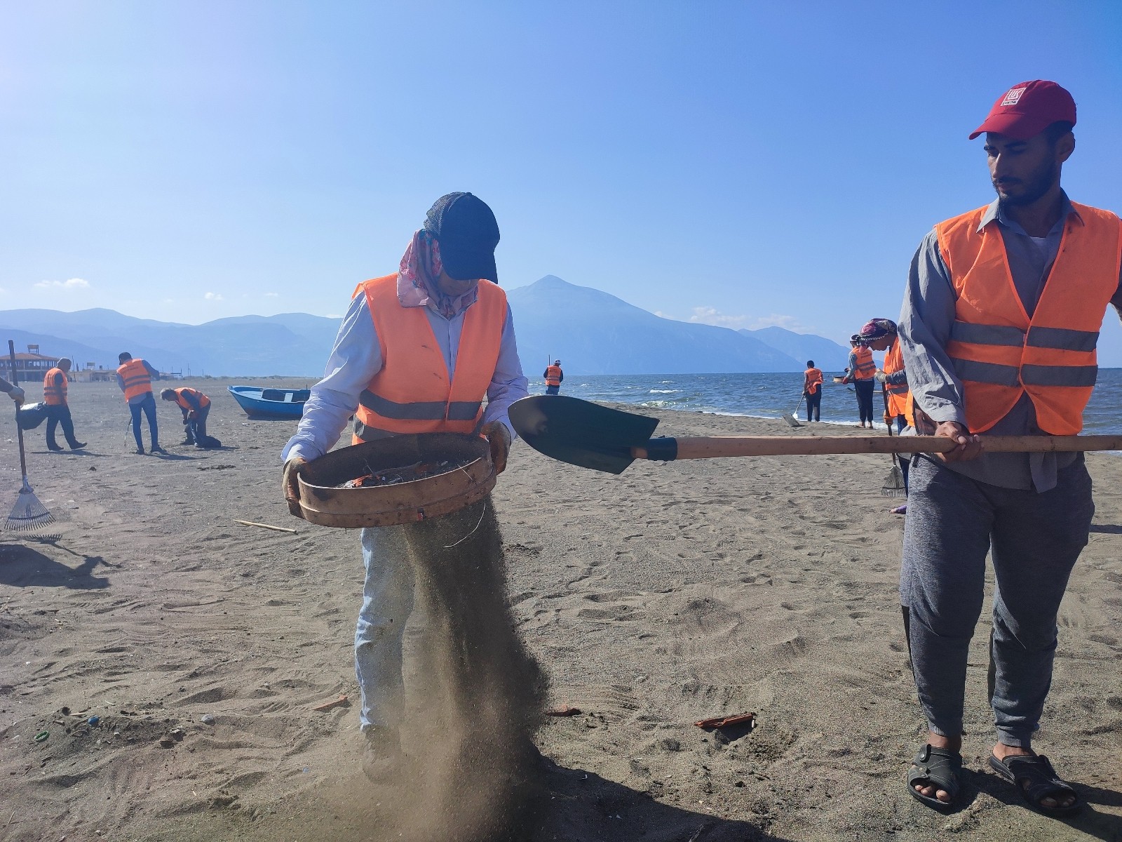 Samandağ sahilindeki atık petrol temizliği çalışmaları 17 gündür sürüyor