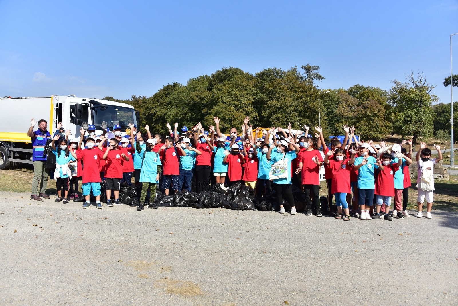 Tuzlalı öğrenciler birlikte ormanı temizledikleri personele şarkı armağan etti