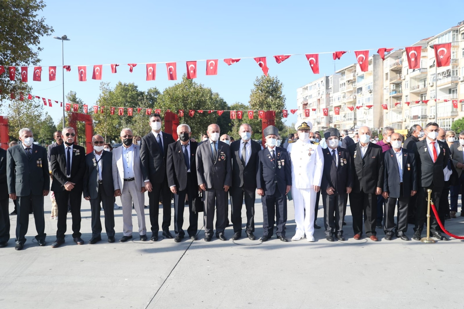Gaziler Günü dolayısı ile Kartal’da Atatürk Anıtı’na çelenk sunuldu
