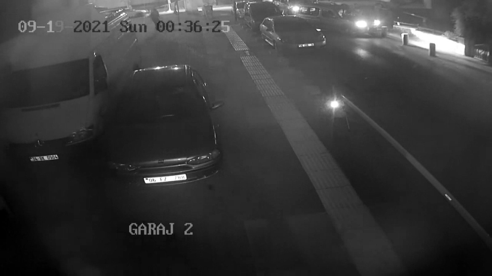 Alkollü sürücü önce araçlara sonra bariyerlere çarparak sokağı birbirine kattı