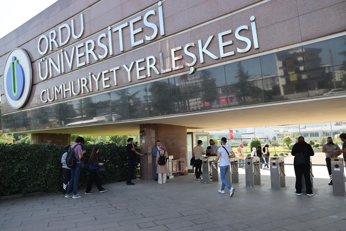 ODÜ Rektörü Akdoğan ilk gün öğrencilerle bir araya geldi