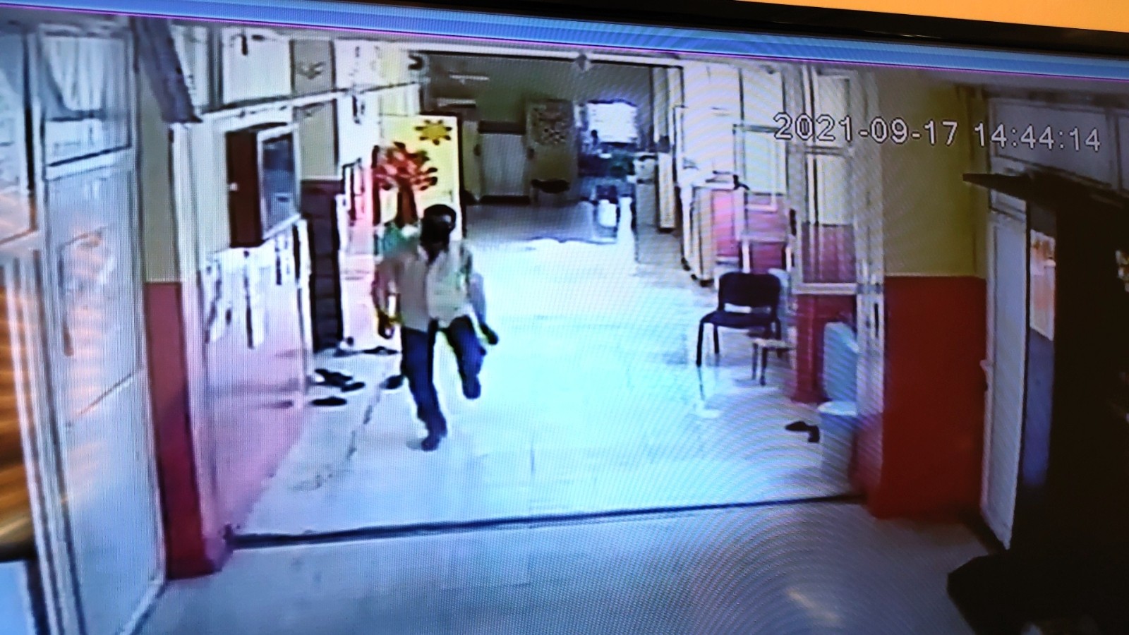 Stajyer öğrenci cep telefonunu çalan hırsızı kovaladı