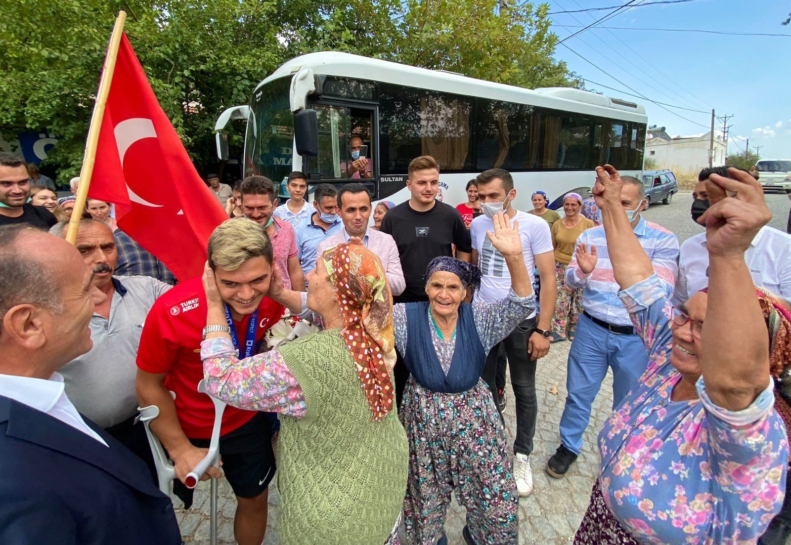 Ampute Milli Futbolcu Rüstem Kurhan’a baba evinde coşkulu karşılama #izmir