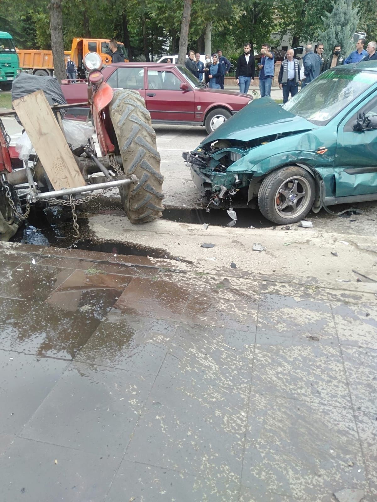 Zincirleme kazada traktör ikiye bölündü: 3 yaralı #kastamonu