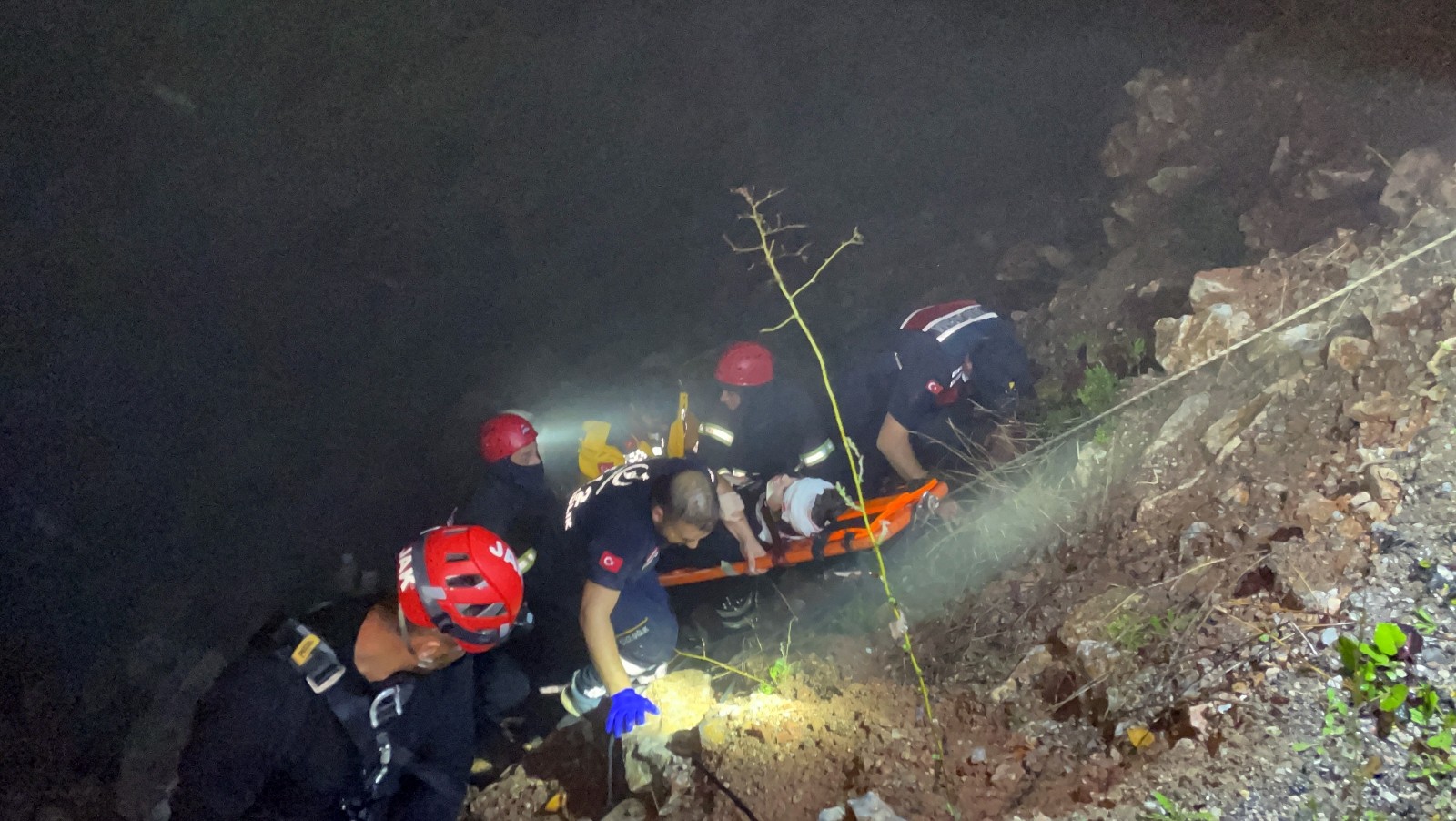 UTV ile 30 metrelik uçuruma düşen 2 kişi 1,5 saatlik çalışmayla kurtarıldı #kocaeli