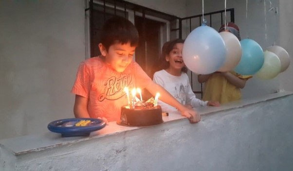 Karantinadaki minik Abdullah’a balkonda doğum günü sürprizi #kocaeli