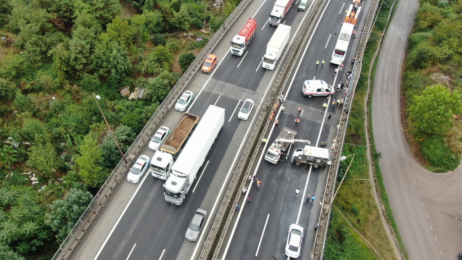 TEM’de 9 araç birbirine girdi, İstanbul istikameti trafiğe kapandı: 4 yaralı #kocaeli