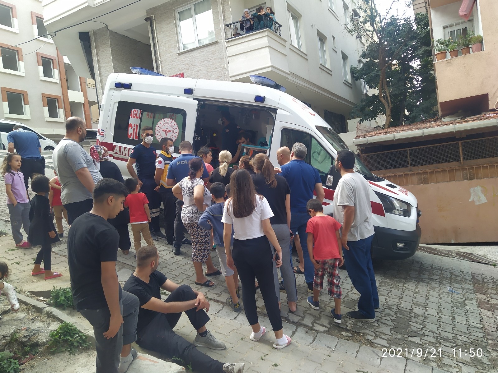 (Özel) Küçükçekmece’de genç kız yangında mahsur kaldı: 2 kişi de yaralandı #istanbul