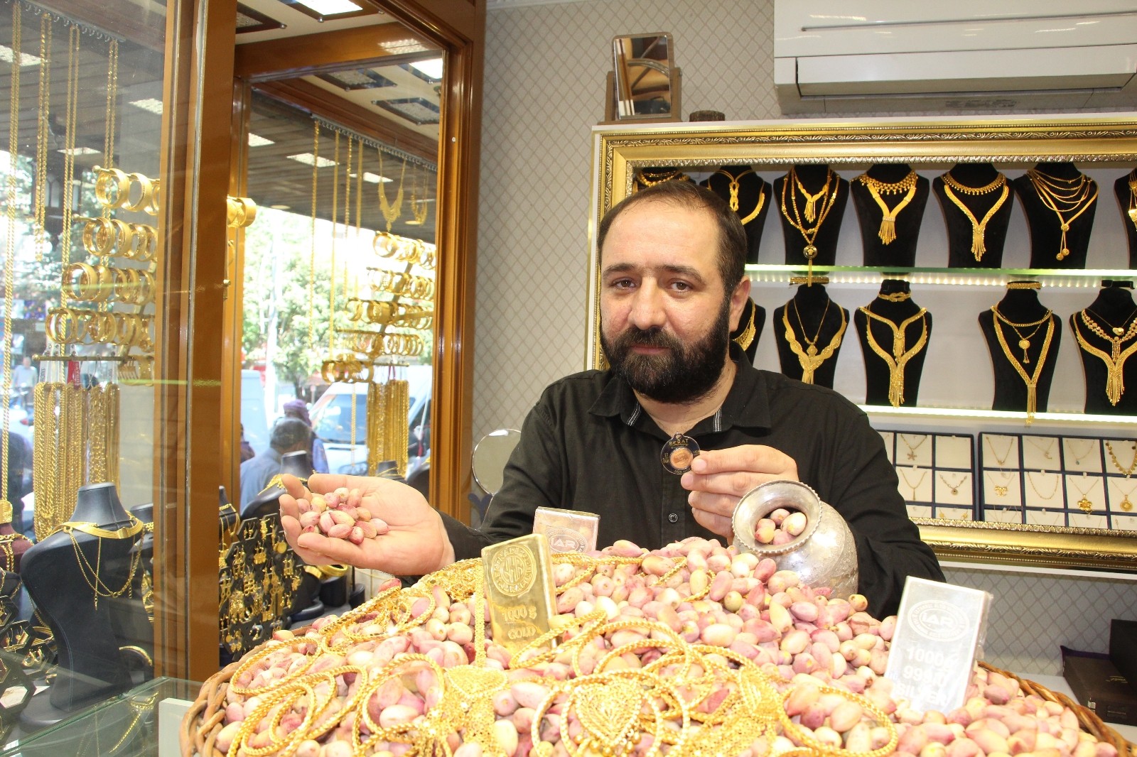 Fiyatı altınla yarışıyor: Siirt fıstığı iç piyasada 90, dış piyasada ise 120 liraya satılıyor #siirt