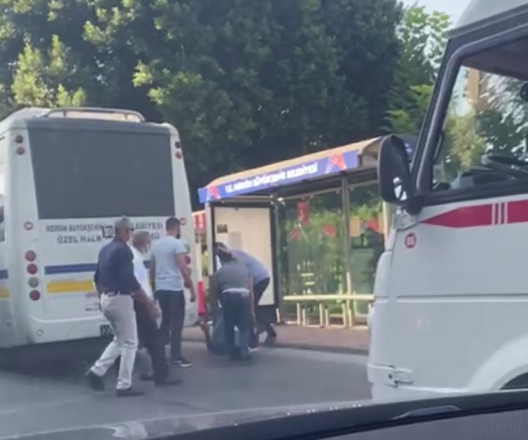 Halk otobüsü ile minibüs şoförünün yolcu kapma kavgası #mersin