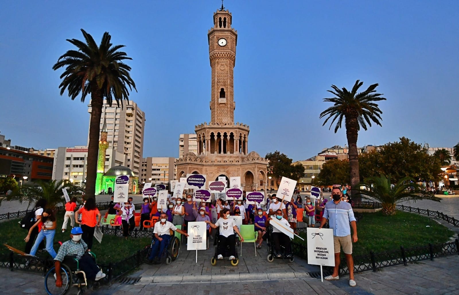 Tarihi Saat Kulesi Alzheimer Günü için mora büründü #izmir